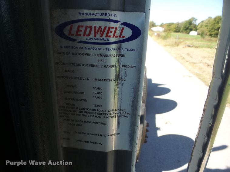 image for item AG9336 1999 Mack CH613 truck cab and chassis