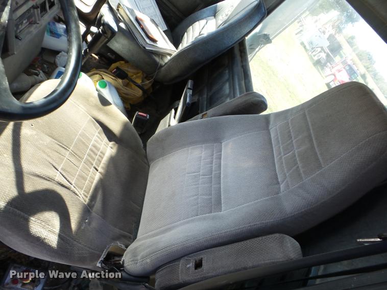 image for item AG9336 1999 Mack CH613 truck cab and chassis