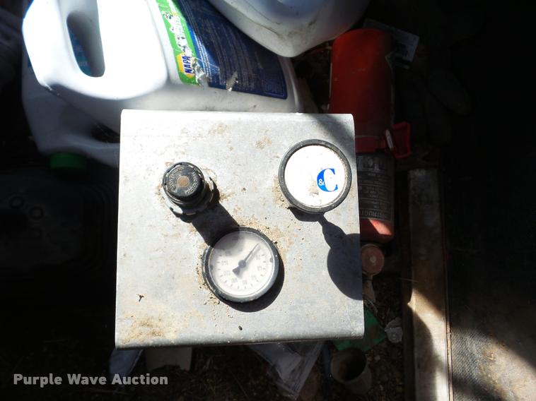 image for item AG9336 1999 Mack CH613 truck cab and chassis