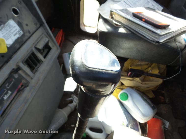 image for item AG9336 1999 Mack CH613 truck cab and chassis