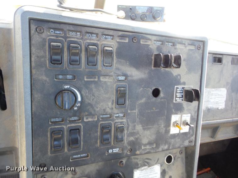 image for item AG9336 1999 Mack CH613 truck cab and chassis