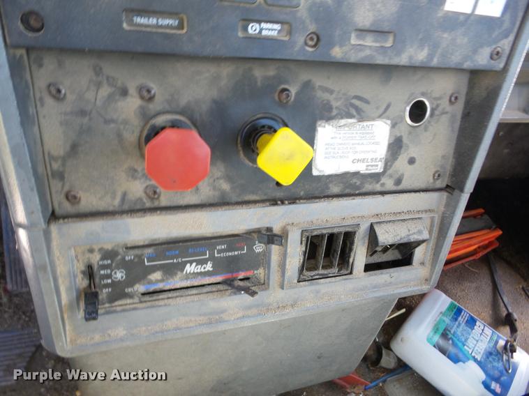 image for item AG9336 1999 Mack CH613 truck cab and chassis