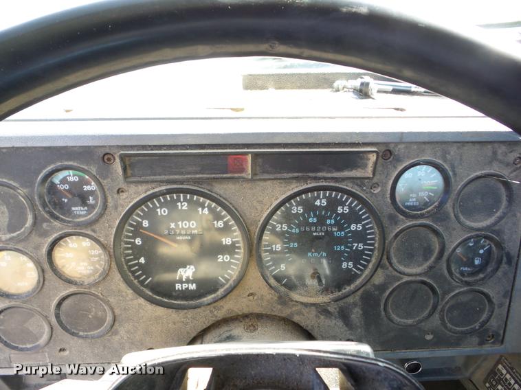 image for item AG9336 1999 Mack CH613 truck cab and chassis