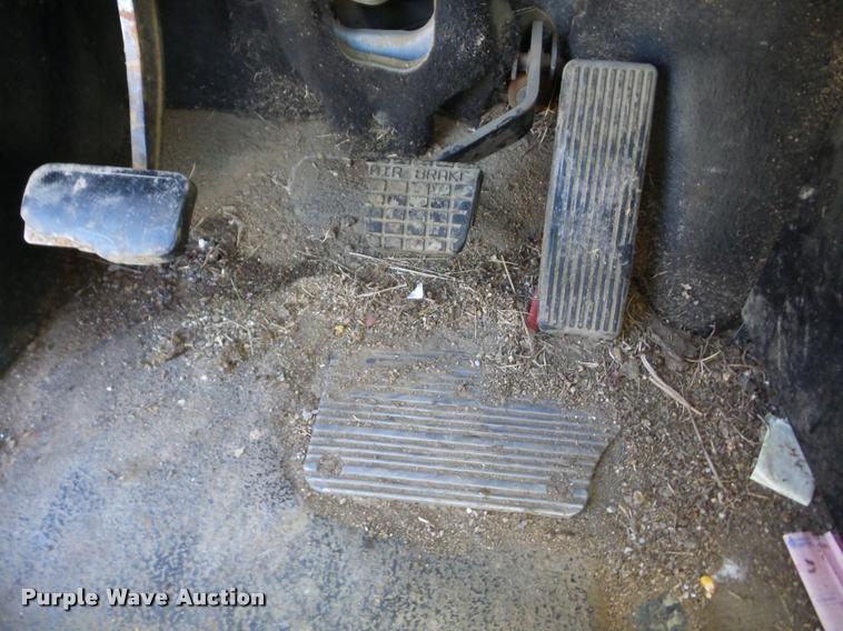 image for item AG9336 1999 Mack CH613 truck cab and chassis