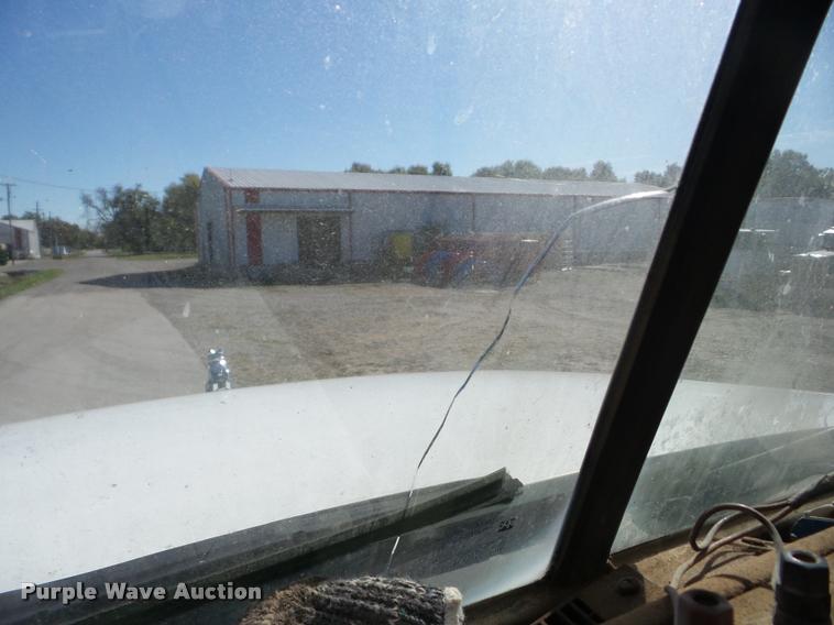 image for item AG9336 1999 Mack CH613 truck cab and chassis