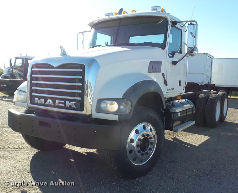 image for item BJ9312 2007 Mack CTP713 semi truck