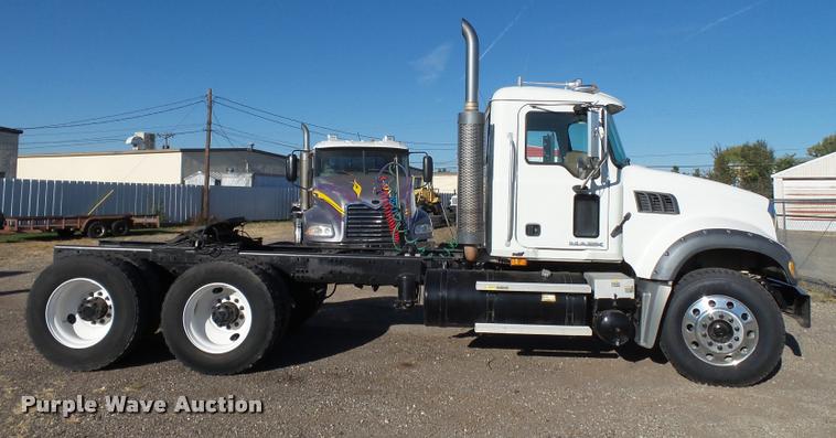 image for item BJ9312 2007 Mack CTP713 semi truck