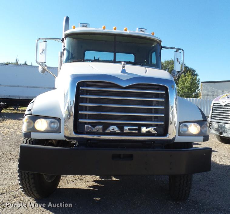 image for item BJ9312 2007 Mack CTP713 semi truck