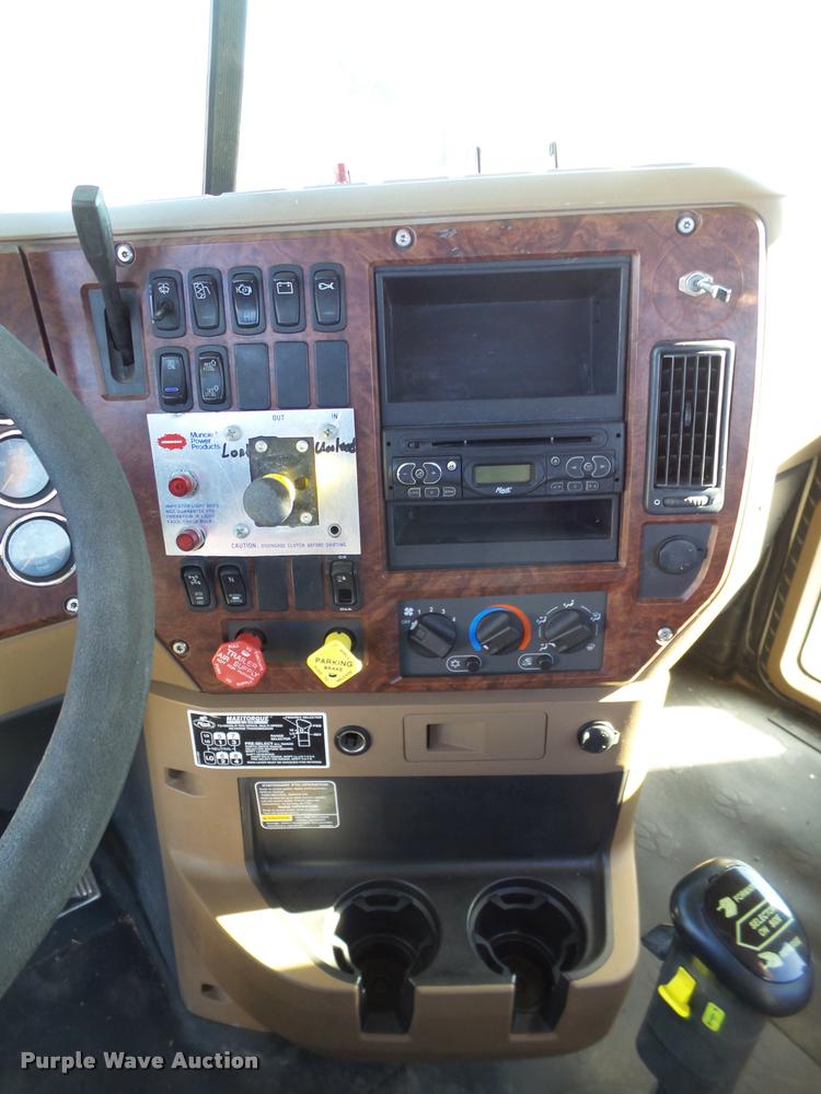 image for item BJ9312 2007 Mack CTP713 semi truck