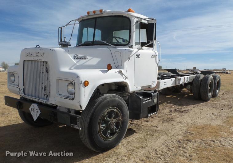 image for item BZ9220 1983 Mack DM492S truck cab and chassis