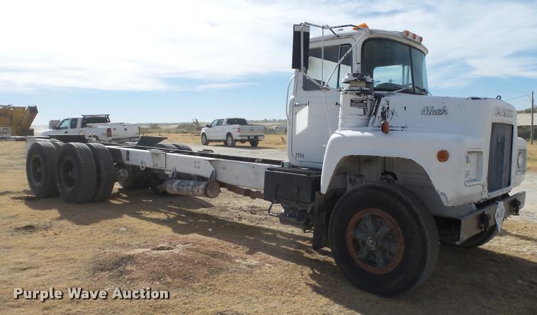 image for item BZ9220 1983 Mack DM492S truck cab and chassis