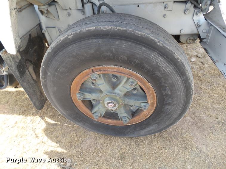 image for item BZ9220 1983 Mack DM492S truck cab and chassis