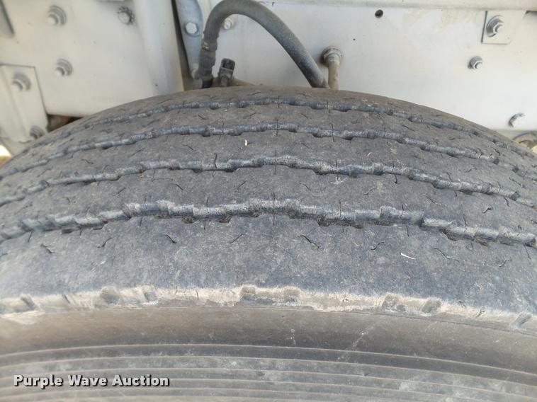 image for item BZ9220 1983 Mack DM492S truck cab and chassis