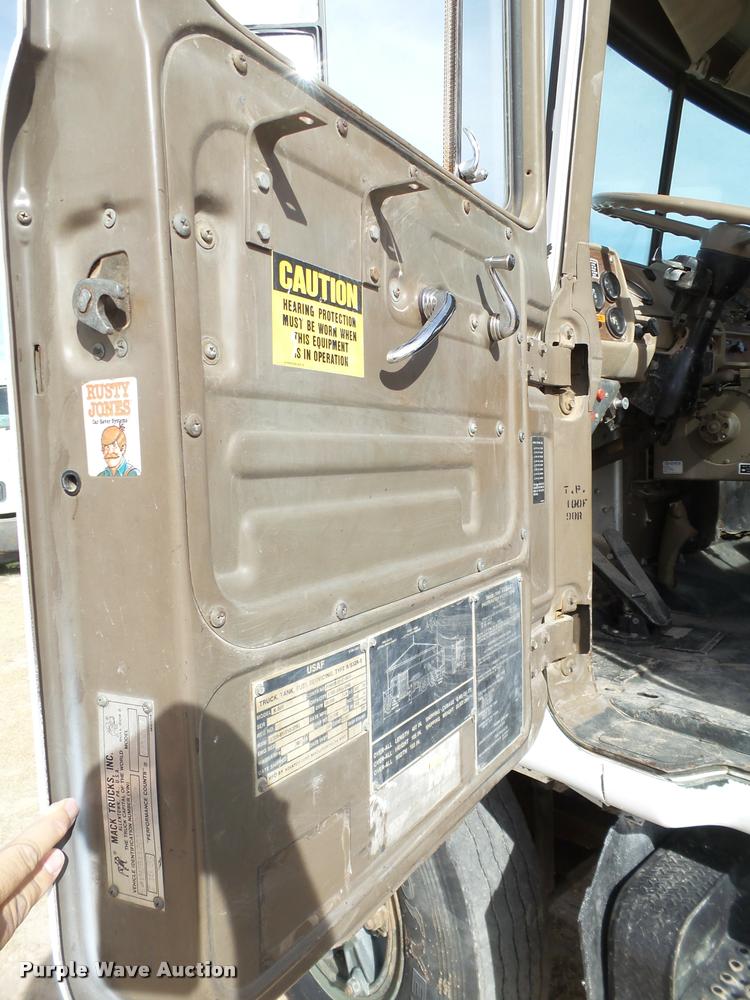 image for item BZ9220 1983 Mack DM492S truck cab and chassis