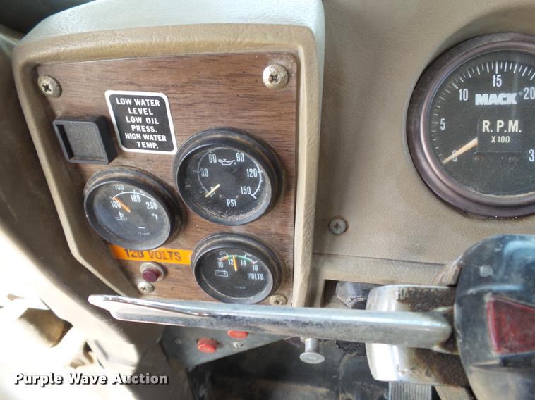 image for item BZ9220 1983 Mack DM492S truck cab and chassis