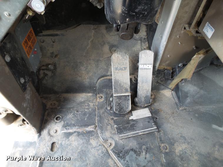 image for item BZ9220 1983 Mack DM492S truck cab and chassis