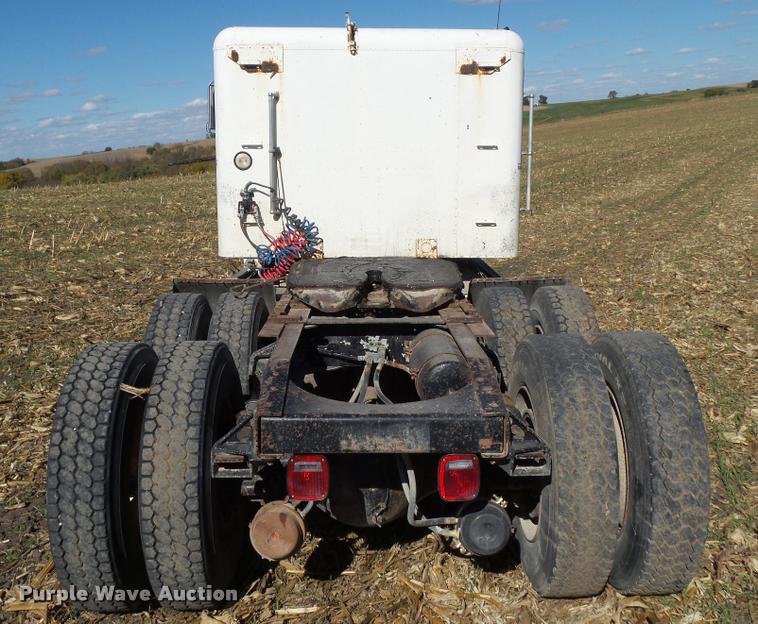 image for item BZ9906 1986 Freightliner semi truck