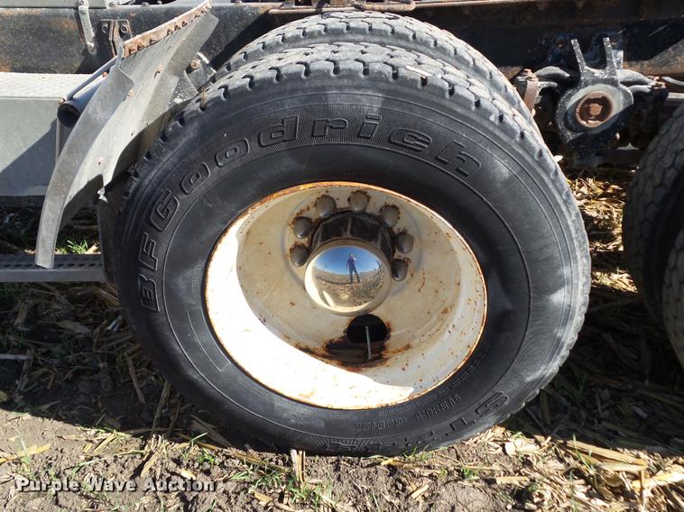 image for item BZ9906 1986 Freightliner semi truck