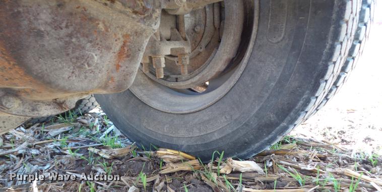 image for item BZ9906 1986 Freightliner semi truck