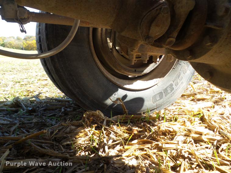 image for item BZ9906 1986 Freightliner semi truck