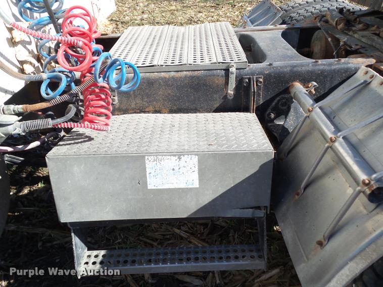 image for item BZ9906 1986 Freightliner semi truck