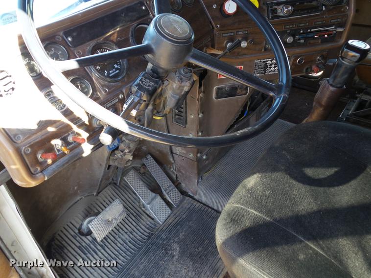 image for item BZ9906 1986 Freightliner semi truck