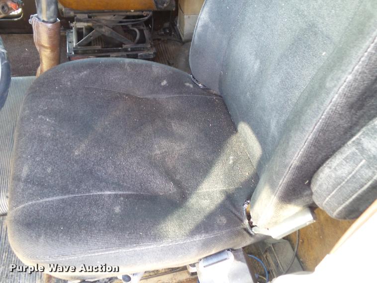 image for item BZ9906 1986 Freightliner semi truck