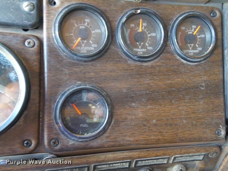 image for item BZ9906 1986 Freightliner semi truck