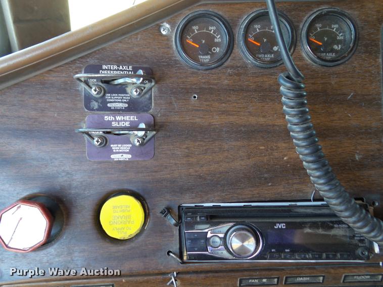 image for item BZ9906 1986 Freightliner semi truck