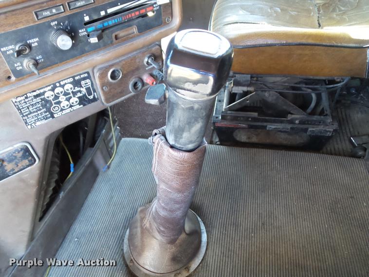 image for item BZ9906 1986 Freightliner semi truck