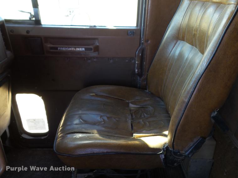 image for item BZ9906 1986 Freightliner semi truck