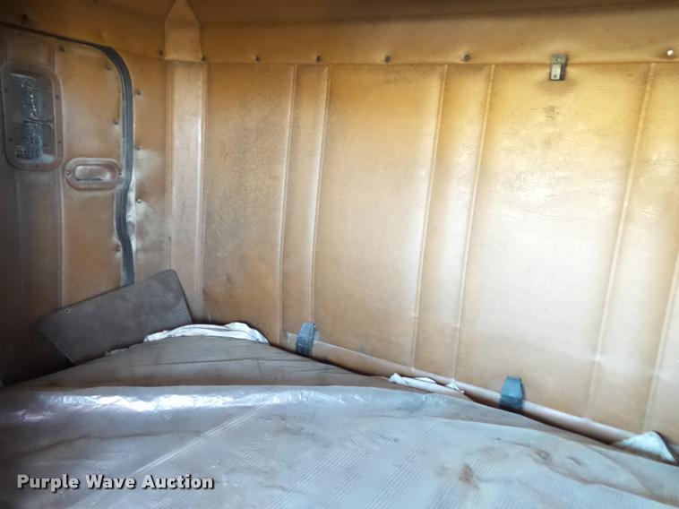 image for item BZ9906 1986 Freightliner semi truck