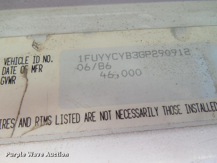 image for item BZ9906 1986 Freightliner semi truck