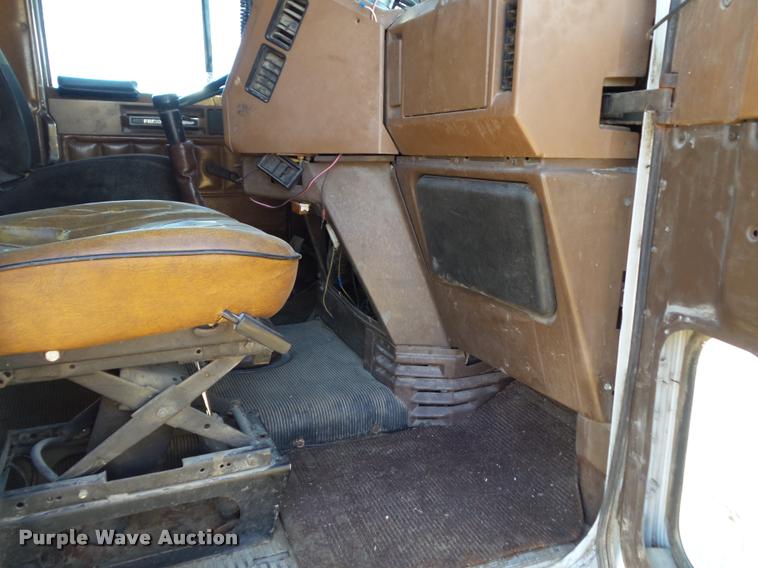 image for item BZ9906 1986 Freightliner semi truck