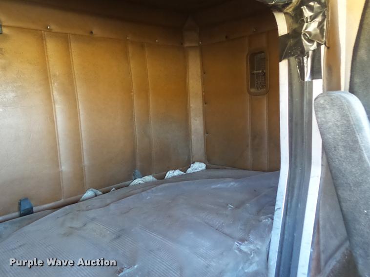 image for item BZ9906 1986 Freightliner semi truck