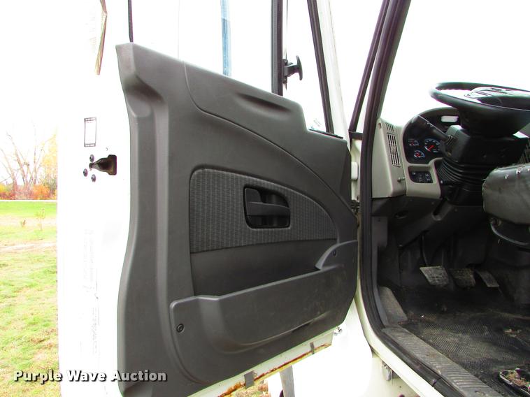 image for item J1630 2009 International 7500 box truck