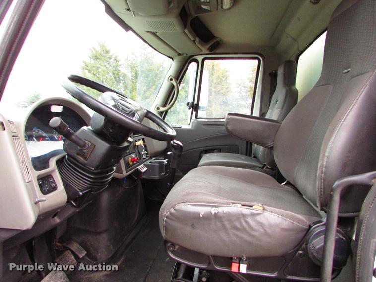 image for item J1630 2009 International 7500 box truck