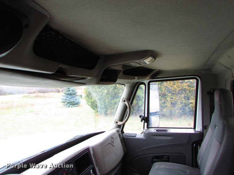 image for item J1630 2009 International 7500 box truck