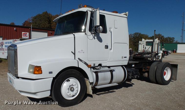 image for item K1072 1995 Volvo WIA semi truck
