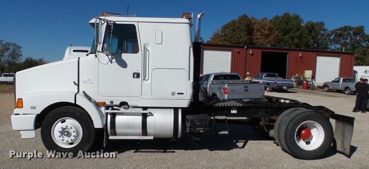 image for item K1072 1995 Volvo WIA semi truck