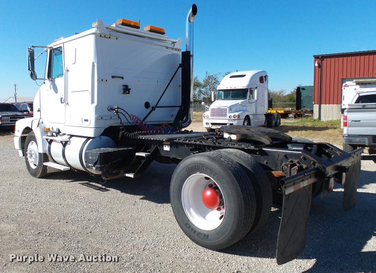 image for item K1072 1995 Volvo WIA semi truck