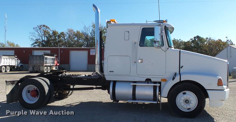 image for item K1072 1995 Volvo WIA semi truck