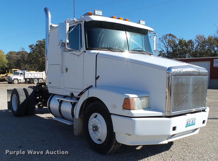 image for item K1072 1995 Volvo WIA semi truck