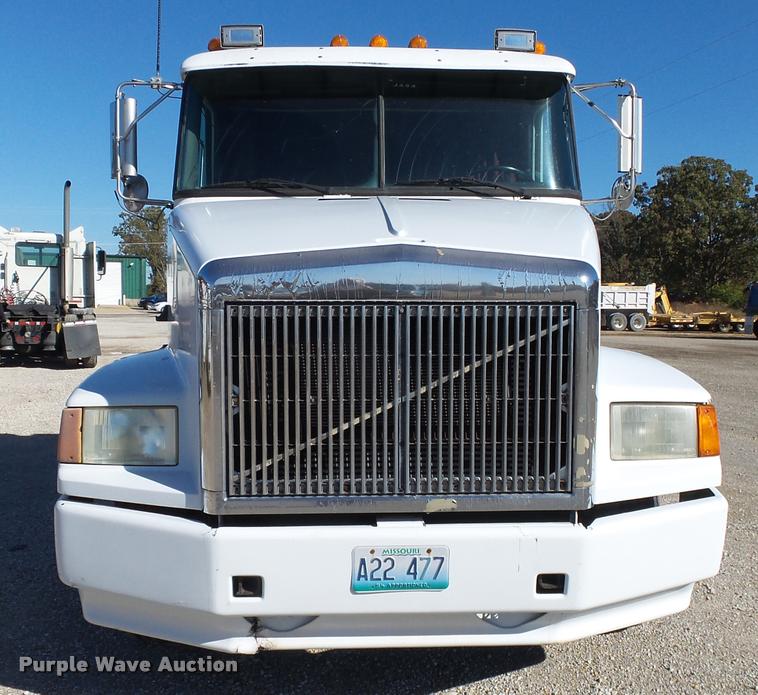 image for item K1072 1995 Volvo WIA semi truck