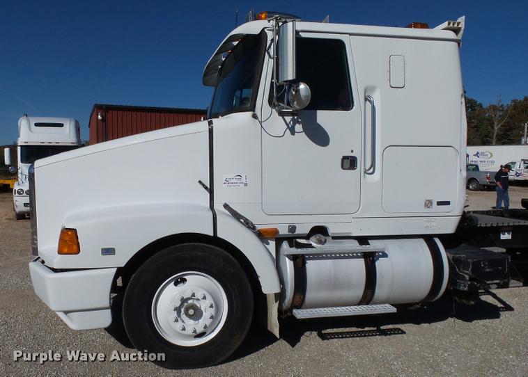 image for item K1072 1995 Volvo WIA semi truck
