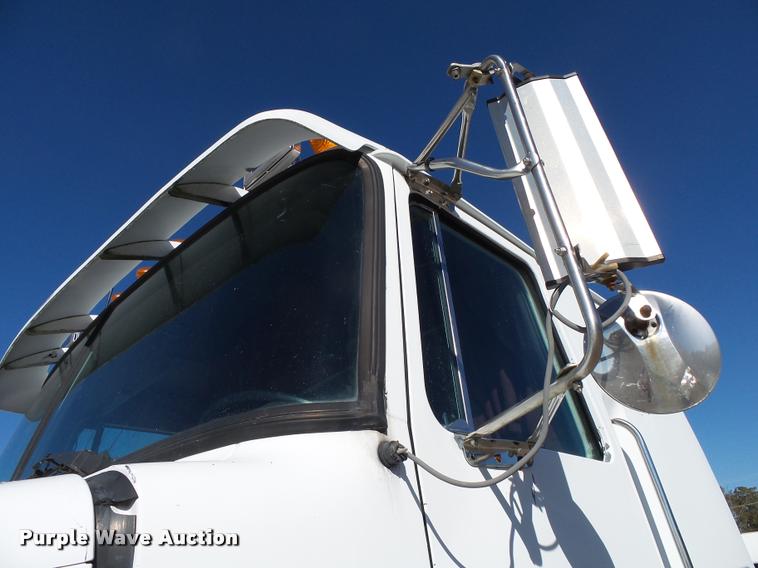 image for item K1072 1995 Volvo WIA semi truck