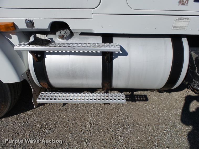 image for item K1072 1995 Volvo WIA semi truck