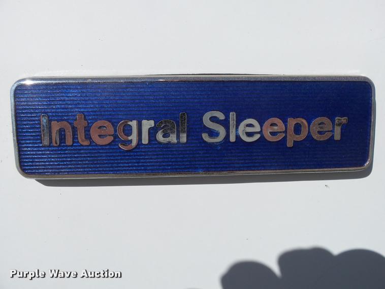 image for item K1072 1995 Volvo WIA semi truck