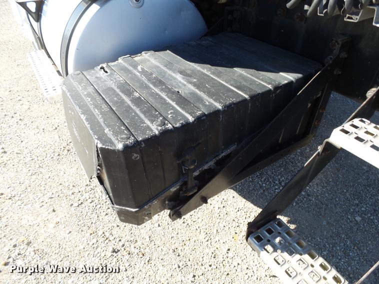 image for item K1072 1995 Volvo WIA semi truck