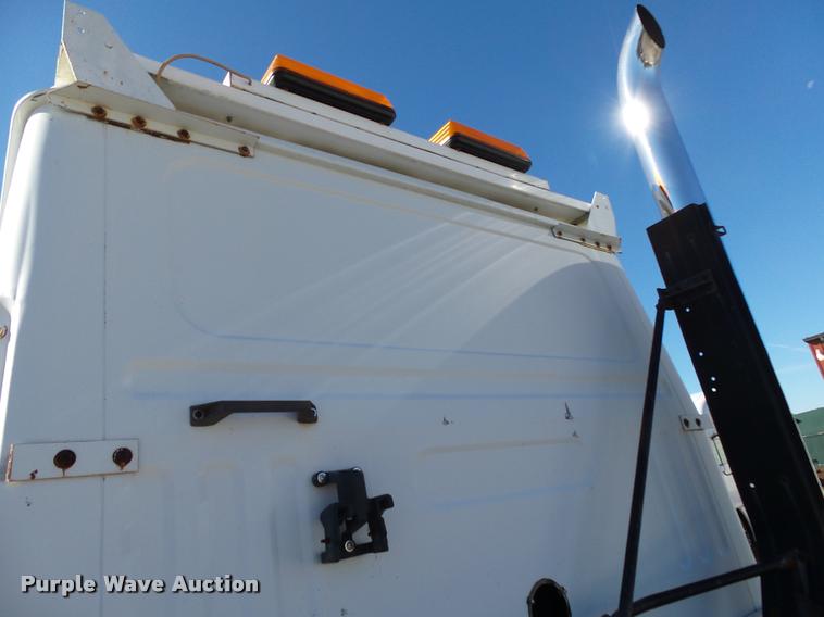 image for item K1072 1995 Volvo WIA semi truck